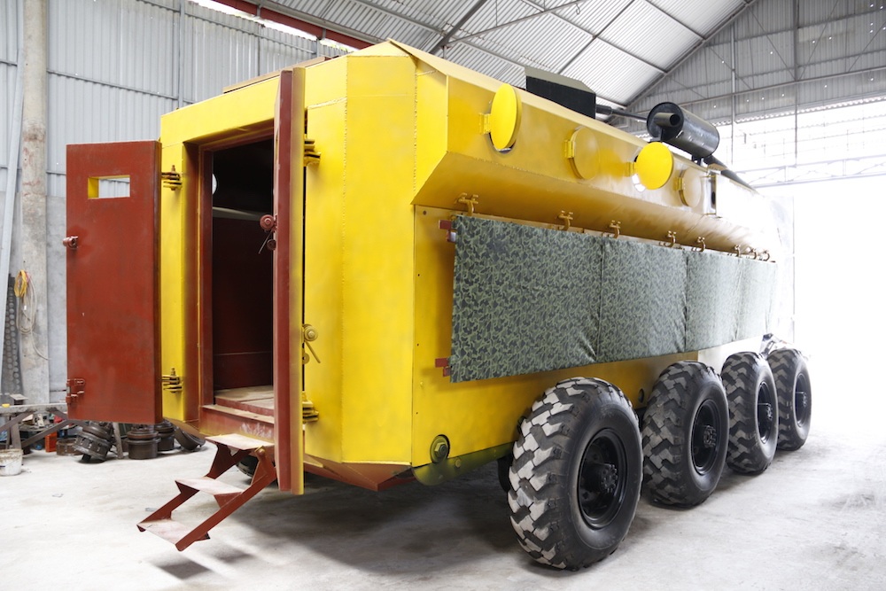 
Từ một ý tưởng sau khi xem một chương trình truyền hình, ông Chính đã cho ra đời một chiếc xe bọc thép sau khoảng 3 tháng thiết kế 6 tháng lắp ráp cùng với hai công nhân. Kinh phí bỏ ra để hoàn thiện chiếc xe đến thời điểm này khoảng 2 tỷ đồng.
