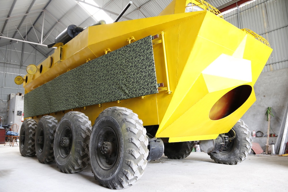 Chiếc xe bọc thép ra đời có chiều dài 6,8 m, xe di chuyển bằng 8 bánh một cách độc lập. Trong trường hợp một bánh bị hỏng thì những bánh còn lại vẫn có thể hoạt động được.