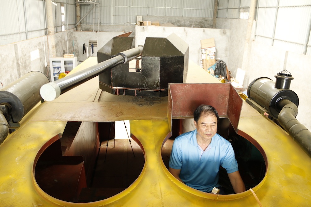 Trên nóc xe có một bệ đặt súng máy để chiến đấu. Bên trong thùng xe có thể chứa được từ 10 đến 12 người.