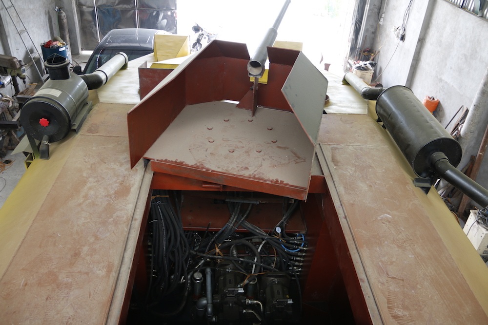 Phần bên trong thùng xe nhìn từ trên nóc xe nhìn xuống.