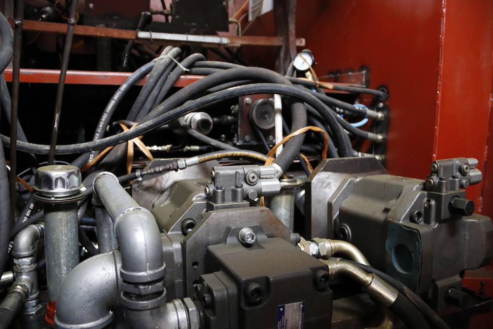 Phần máy móc dùng cho xe bọc thép ông Chính đang sử dụng là máy của ô tô Huyn đai loại 8 tấn.