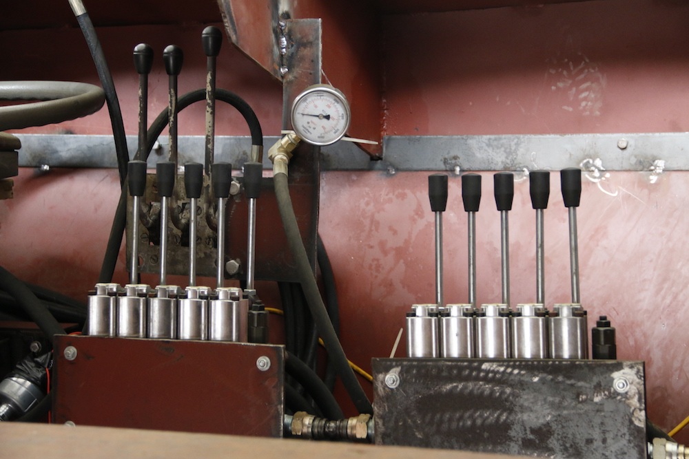 Vì chưa thể điều khiển bằng điện tử nên tất cả các hoạt động của xe đều được thực hiện bằng cơ. Những cần gạt này được sử dụng cho một hoạt động nhất định của chiếc xe bọc thép.