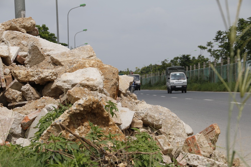 
Việc đổ trộm phế thải xây dựng dọc đường dân sinh gây cản trở giao thông, mất an toàn đối với người đi đường nhất là vào ban đêm. Về vấn đề tự ý san lấp mặt bằng, xây nhà trên đất nông nghiệp, đại diện chính quyền xã Song Phương chia sẻ, trước đây phát hiện thấy là cho lực lượng chức năng cưỡng chế luôn. Nhưng bây giờ muốn lập biên bản thì phải bắt được quả tang, nhiều khi đến nơi họ đã bỏ đi hết. Muốn cưỡng chế phải lập hồ sơ, thuê máy móc rất phức tạp. Đó cũng là cái khó của chính quyền xã, Chủ tịch xã Song Phương Nguyễn Đức Khoa cho biết.
