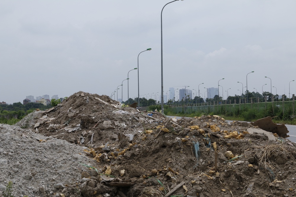 Hà Nội: Đổ trộm đất đá, phế thải bên đường gom đại lộ Thăng Long - 7