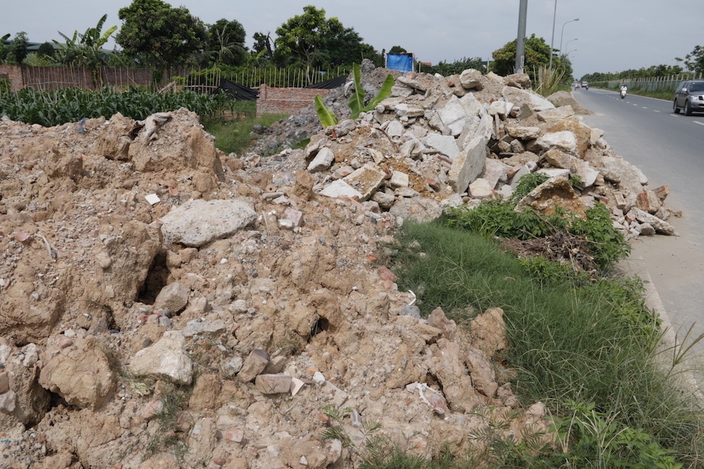 
Đây là một trong những bãi phế thải xây dựng bên đường gom dọc đại lộ Thăng Long, thuộc địa bàn xã Song Phương, huyện Hoài Đức, Hà Nội. Phần lớn chất thải là đất đá, bê tông, gạch ngói...
