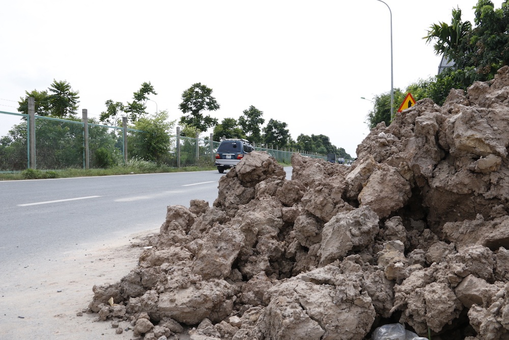 
Theo ông Nguyễn Đức Khoa, Chủ tịch UBND xã Song Phương, hiện tượng đổ trộm đất đá, phế thải xây dựng tại đây đã tiếp diễn trong thời gian khá lâu. Tuy nhiên, việc bắt quả tang để xử lý người đổ trộm gặp nhiều khó khăn do các đối tượng lợi dụng thời gian ban đêm, vắng người, nhất là những hôm trời mưa. Thời gian vừa qua chính quyền xã cũng bận một số công việc nên chưa kiểm soát được, ông Khoa cho biết.
