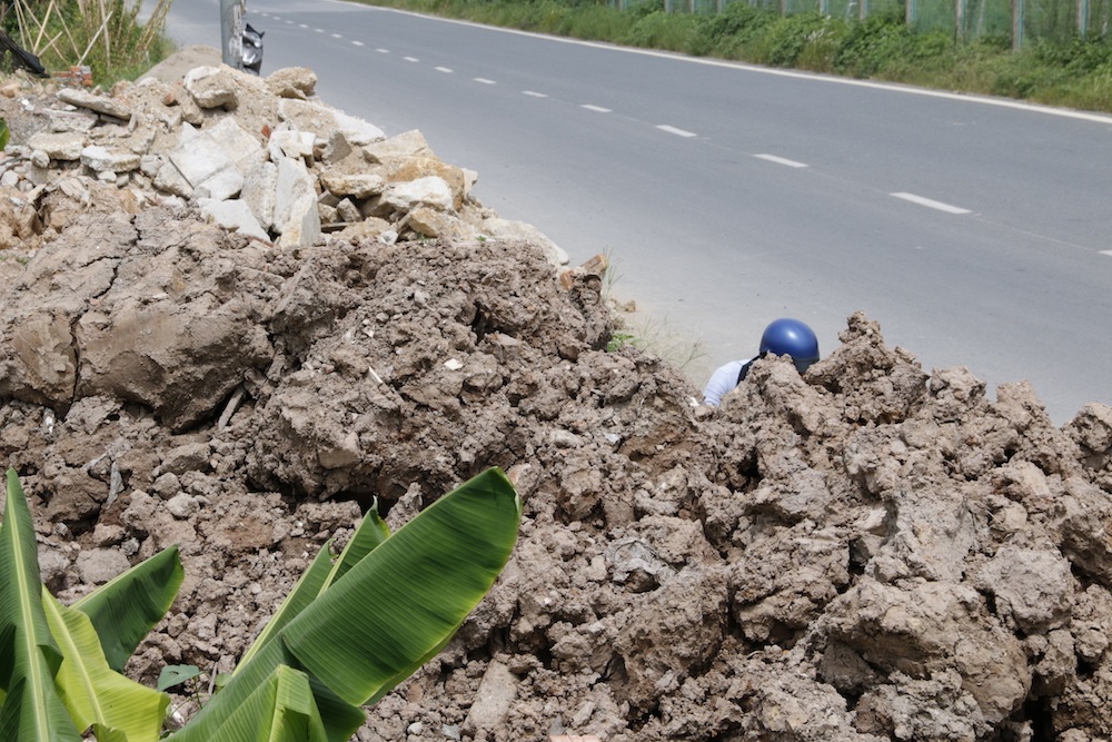 
Trong số 3 điểm đổ trộm phế thải xây dựng nêu trên, có hai điểm được xác định là do chủ đất nông nghiệp bên đường tự ý mua đất về san lấp mặt bằng. Việc chuyển đổi đất nông nghiệp, tự ý san lấp mặt bằng mà không được phép của chính quyền là sai quy định. Việc này diễn ra khá phổ biến, ông Nguyễn Đức Khoa, Chủ tịch xã Song Phương, cho biết.
