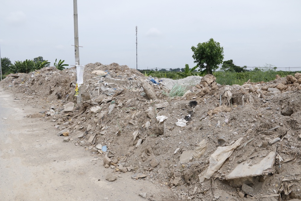 
Trao đổi với phóng viên Dân trí, đại diện CSGT huyện Hoài Đức cho biết có cơ sở pháp lý để xử lý các đối tượng đổ trộm phế thải, tuy nhiên để bắt được các đối tượng không phải đơn giản. Các đối tượng thường lợi dụng lúc vắng người, thậm chí có cả người canh, đổ trộm trong chỉ vài chục giây đồng hồ là xong.
