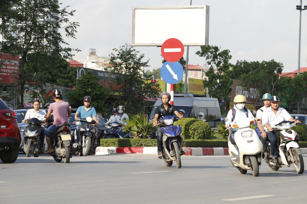 
Nút giao thông Tố Hữu - Lương Thế Vinh giờ cao điểm luôn có rất đông phương tiện lưu thông. Đây cũng là lúc hàng trăm người đi xe máy đi hướng Tố Hữu ra Lương Thế Vinh thản nhiên sang đường để đi ngược chiều thay vì đi tiếp để vòng quay đầu ở ngã tư phía trước.
