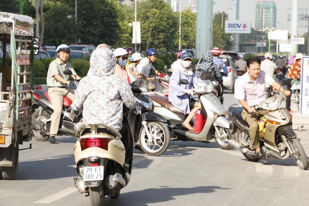 
Những người này sẵn sàng đè mặt phương tiện đi đúng đường ở chiều ngược lại. Không ít xe máy, ô tô đi đúng luật phải nhường cho những người vi phạm.

