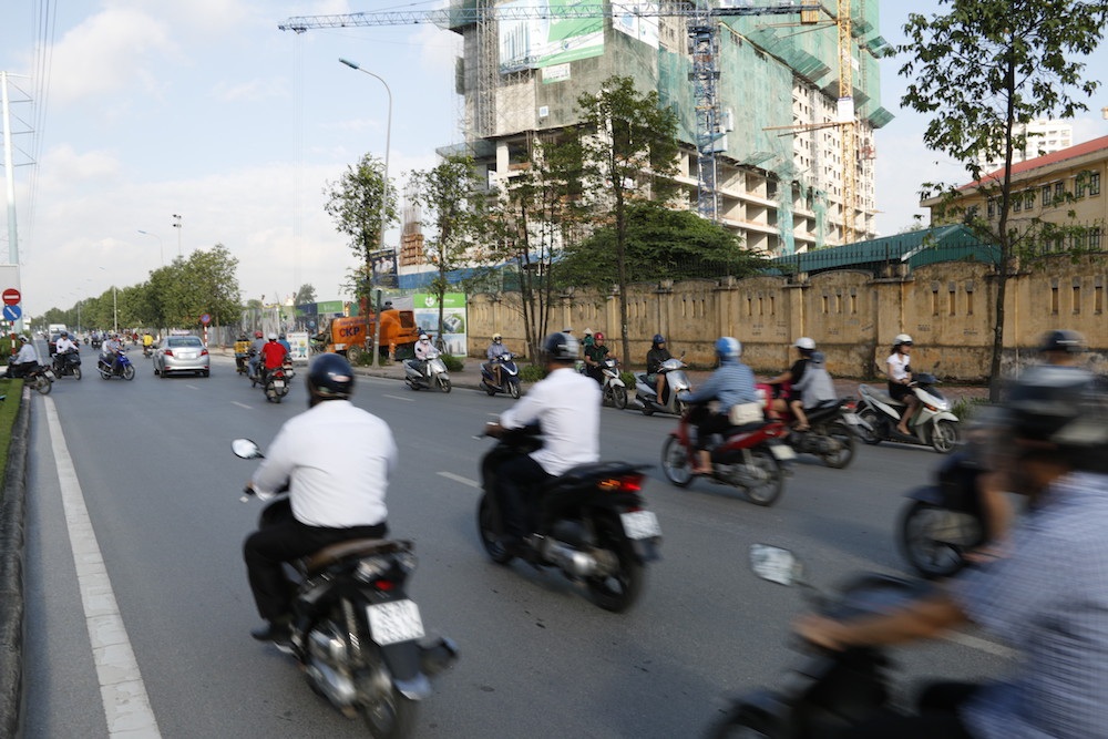 
Chỉ cần một người rẽ sang làn đường bên kia thì hàng loạt các xe khác sẽ bám theo tạo ra cảnh giao thông hỗn loạn.

