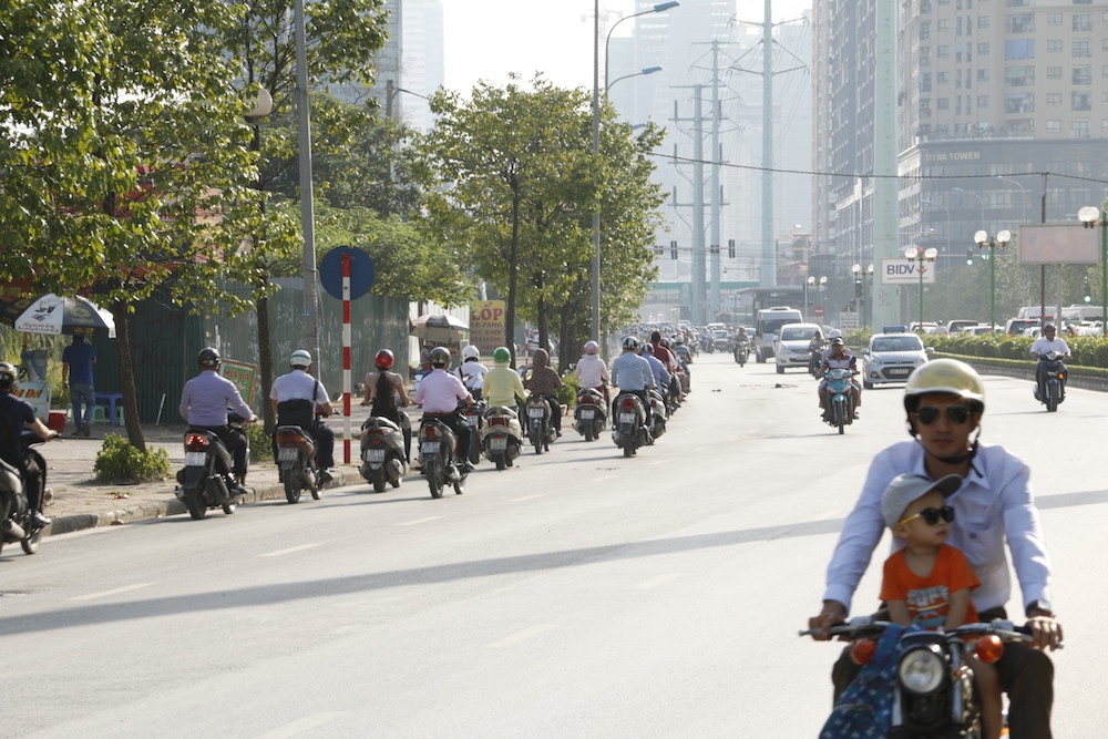 Hà Nội: Xe máy ồ ạt đi ngược chiều vì lười qua điểm quay đầu - 5