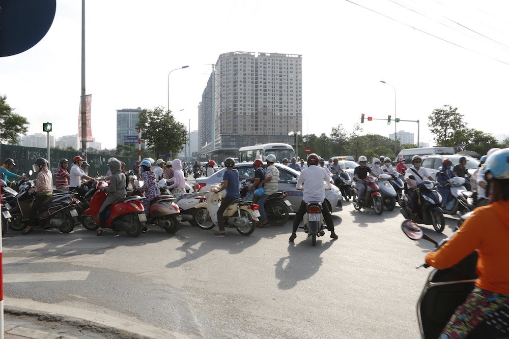 
Theo một cán bộ Đội CSGT số 7 (Công an TP Hà Nội), đơn vị chưa kiểm soát được tình trạng trên vì trong giờ cao điểm lực lượng CSGT không thể dàn lực lượng khắp tuyến, mà phải tập trung cho các chốt giao lộ trọng điểm. Tuyến này không bị tắc mà chỉ bị ùn ứ, di chuyển chậm. Một số người thiếu ý thức đã đi ngược chiều, không chịu quay đầu đúng điểm quy định. Những khi chúng tôi bố trí trực ở đó thì người ta chấp hành nghiêm chỉnh. Phần lớn người dân đều chấp hành nghiêm chỉnh, nhưng cứ không thấy bóng dáng CSGT là họ lại đi ngược chiều, càng gây thêm ùn tắc, cán bộ đội CSGT số 7 cho hay.
