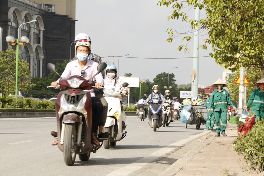 
Mật độ giao thông lớn, muốn qua được nút giao thông này người điều khiển phương tiện thường phải đợi ít nhất là 2 nhịp đèn xanh - đỏ. Chính vì thế nhiều người bất chấp nguy hiểm, đi ngược chiều để tiết kiệm vài chục giây đồng hồ.
