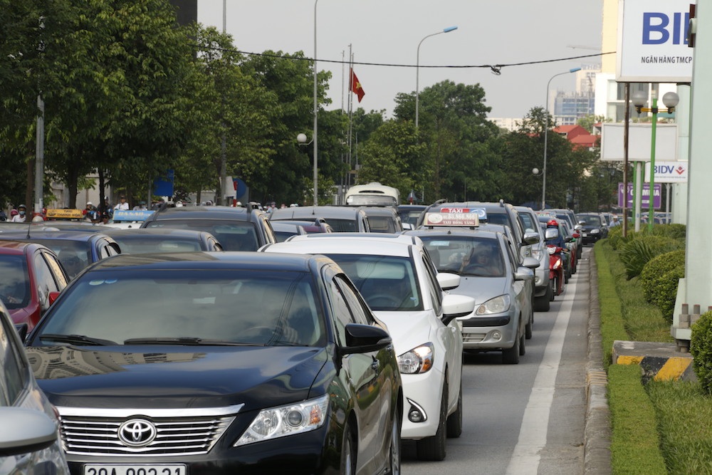
Trong giờ cao điểm, mật độ ô tô lớn, lưu thông thành hai, ba hàng. Đây cũng là lý do một số phương tiện chọn cách đi ngược chiều để đỡ mất thời gian ùn ứ.
