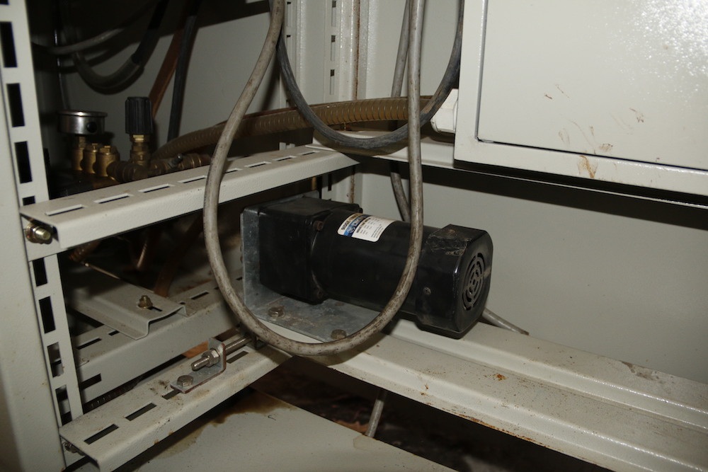 Đây là động cơ xoáy vòng, giúp cho vòi xịt quay vòng tròn khi phun nước rửa xe.