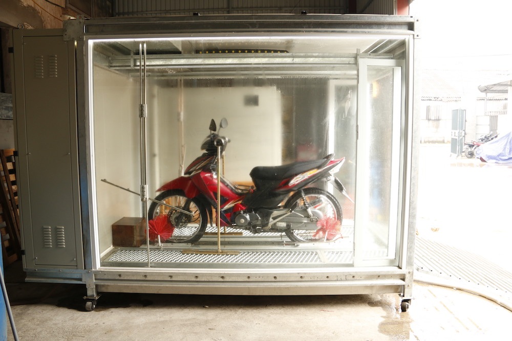 
Toàn bộ các công đoạn để rửa xong một chiếc xe máy bằng máy rửa tự động chỉ mất vỏn vẹn 3 phút đồng hồ. Trong khi đó nếu rửa xe bằng tay thủ công phải mất từ 15 đến 20 phút mới xong một chiếc. Với mức giá được tính như giá thị trường rửa xe thủ công là 15.000 đến 20.000/chiếc. Tuy nhiên hiệu quả về số lượng gấp nhiều lần so với rửa xe thủ công.
