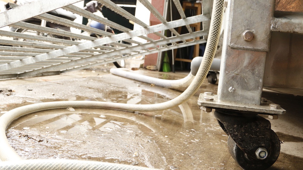 Mỗi chiếc máy rửa xe tự động đều có thiết kế phần thoát nước thải, bụi bẩn ra ngoài. Việc này rất cơ động nên có thể phù hợp với nhiều địa hình khác nhau. Lưu động có thể mang ra, cất vào theo từng trường hợp cụ thể.