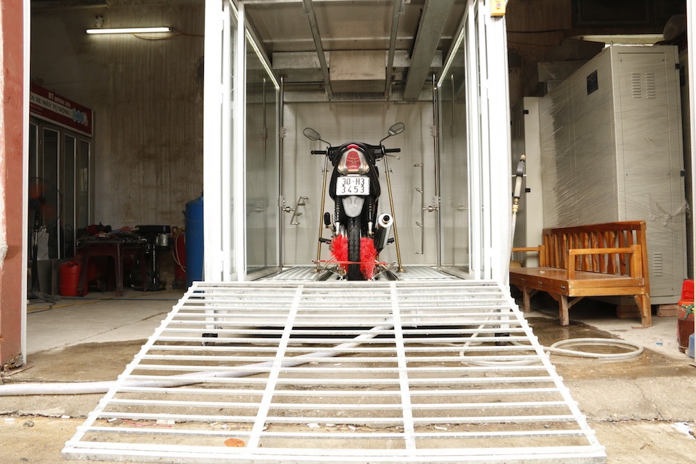 Ở thời điểm hiện tại để có được một chiếc máy rửa xe tự động như thế này người dùng phải bỏ ra một khoản tiền cỡ 200 triệu đồng. Tuy nhiên theo tính toán của anh Thiện, chậm nhất chỉ trong vòng một năm sẽ thu hồi lại vốn và có lãi. Việc chiếc máy rửa xe có mang lại hiệu quả hay không còn phụ thuộc vào nhiều yếu tố như địa điểm, số lượng khách rửa.