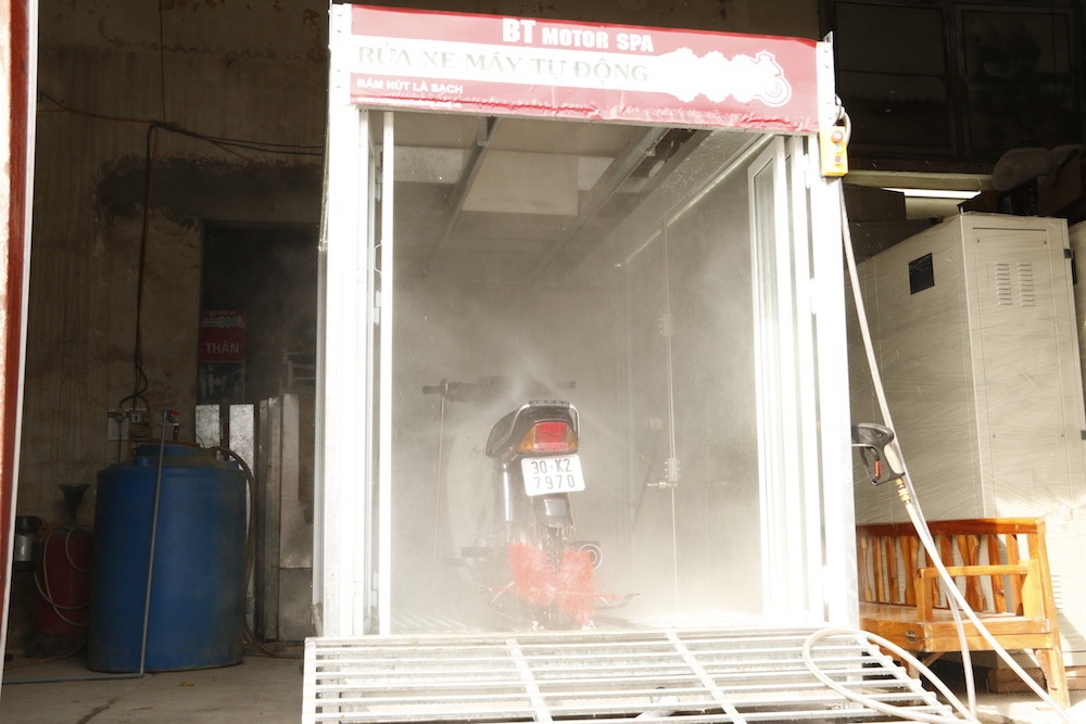 
Một chiếc máy rửa xe tự động được hình thành sau nhiều lần chủ nhân của nó đi rửa xe máy thủ công. Năm 2006 anh Dương Xuân Thiện (sinh năm 1976 quê gốc Nghệ An) từng là cựu sinh viên trường Đại học Bách Khoa đã đề bạt ý tưởng chế tạo ra một chiếc máy rửa xe tự động nhằm cải thiện công sức lao động, tiết kiệm thời gian mà những chiếc xe lại được rửa sạch sẽ.
