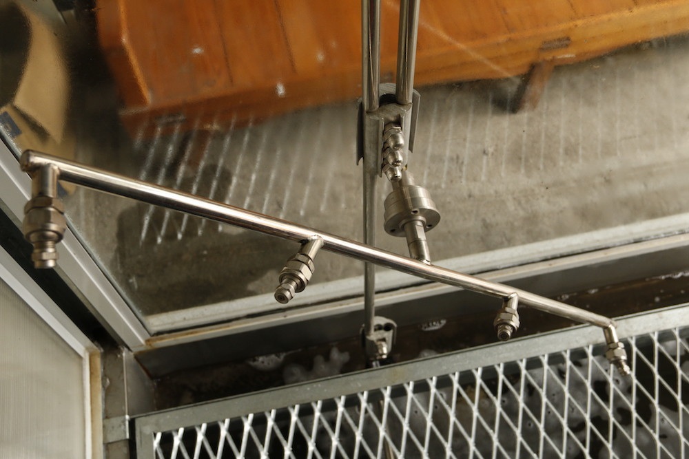 
Tiếp sau đó là đến lượt hệ thống vòi xịt nước ở hai bên, với nhiệm vụ làm sạch bụi bẩn ở hai sườn xe, trong quá trình xịt bụi bẩn đồng thời bọt nước rửa xe cũng được xả ra theo dòng nước. Vòi này sử dụng công nghệ vòi xoắn sẽ làm cho một vết bẩn được cọ đi cọ lại hàng trăm lần trong mỗi lần rửa.
