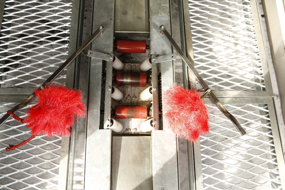 
Nguyên lý hoạt động của máy rửa xe tự động phiên bản thứ 5 có những ưu điểm vượt trội hơn. Bước đầu tiên khi cho xe vào bên trong máy rửa xe. Khởi động máy rửa xe, ngay lập tức hệ thống vòi xịt dưới gầm hoạt động, chạy dọc theo thân xe để loại bỏ bụi bẩn phần gầm xe.
