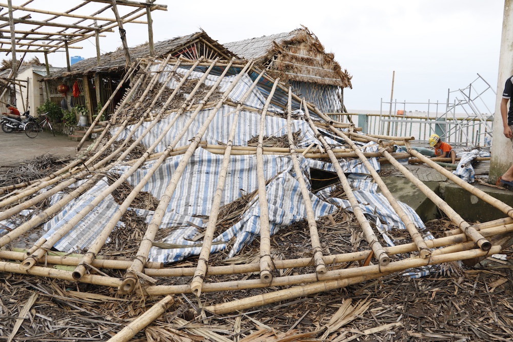 
Tại huyện Tiền Hải, hàng loạt nhà hàng đã bị tốc mái, thậm chí đổ sập hoàn toàn khi bão đổ bộ.
