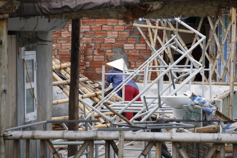 
Người dân Tiền Hải cho biết, đây là cơn bão có sức tàn phá lớn trong nhiều năm qua. Tuy được thông báo trước nhưng khi bão đổ bộ, người dân vẫn khá bất ngờ trước cường độ gió.
