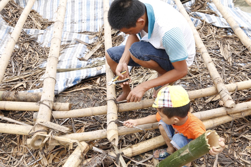 
Người dân xã Đông Minh (Tiền Hải) đang dọn dẹp, thu gom cửa hàng bị đổ sập sau khi bão tan. Đầu giờ chiều thời tiết đã bình thường trở lại, thuận lợi cho việc khắc phục hậu quả của cơn bão.
