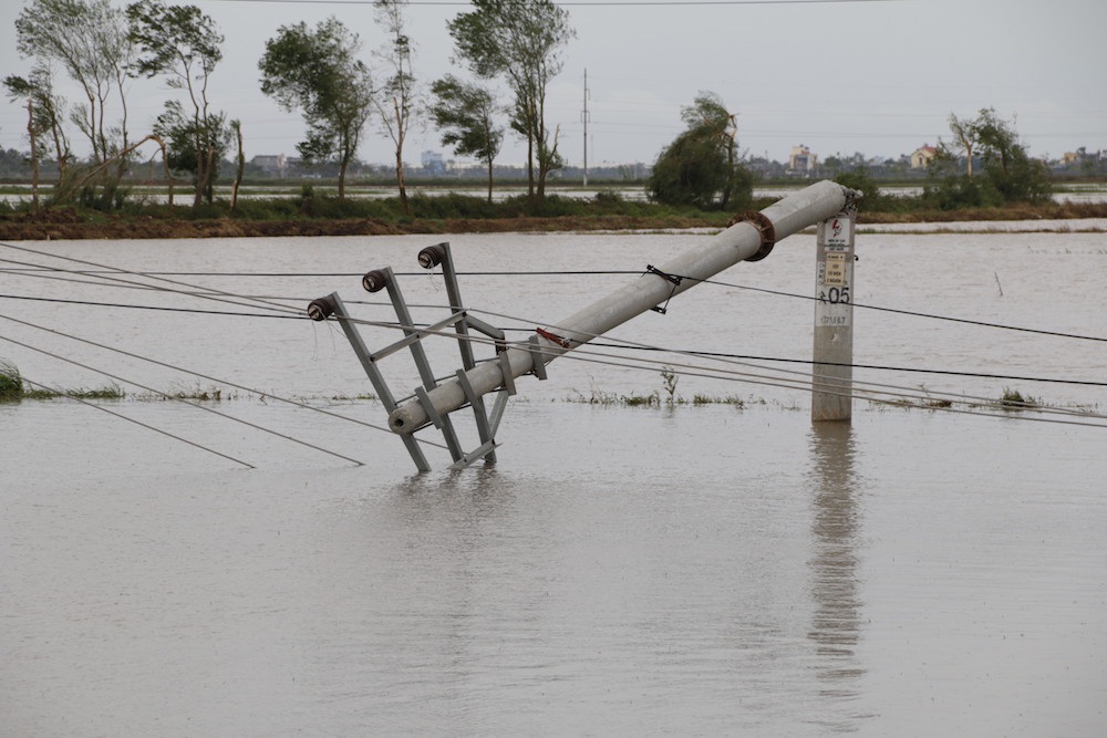 
Toàn bộ tỉnh Thái Bình đã bị mất điện kéo dài. Nhiều trạm biến áp, cột điện cao thế đổ gẫy.
