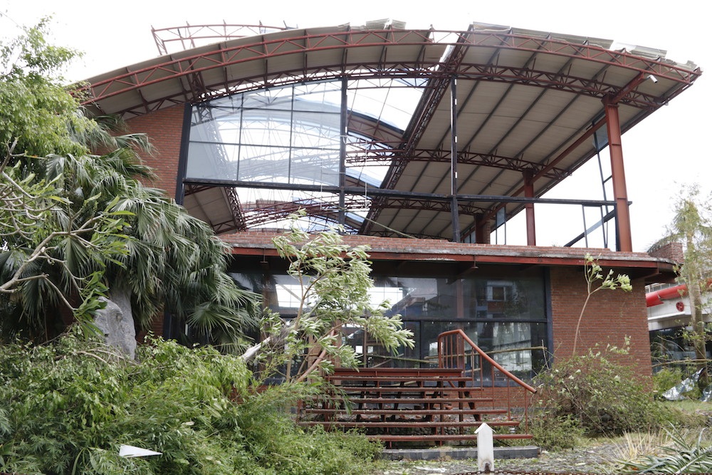 
Trong đêm qua khi bão hoành hành, toàn bộ hệ thống mái nhà bằng kính của một nhà hàng đã bị vỡ vụn.
