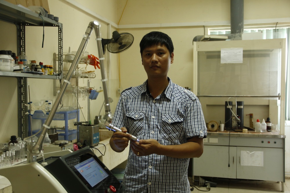 
TS Đỗ Hoàng Tùng giải thích về cách thức hoạt động của máy.

 
