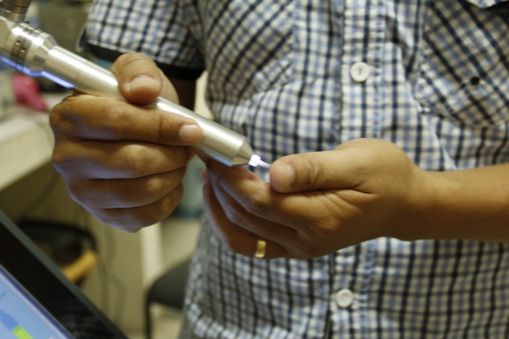 
Cận cảnh tia plasma lạnh điều trị vết thương mà không cần kháng sinh
