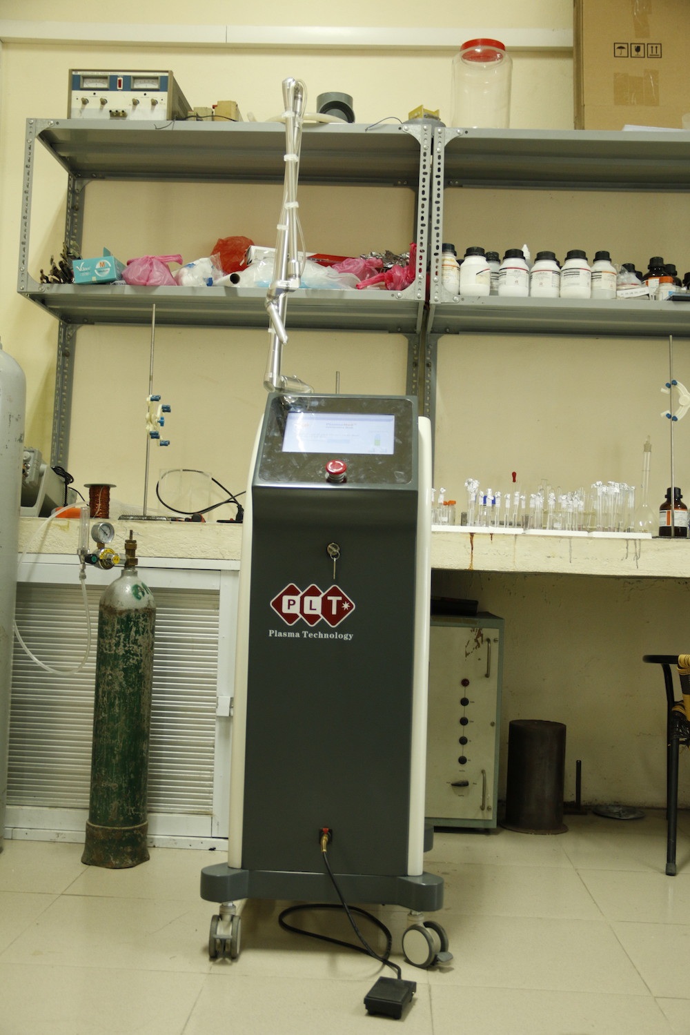 
Chiếc máy PlasmaMed có bánh xe nên thuận tiện trong việc di chuyển. Hiện chiếc máy vẫn phải mua và đặt một số linh kiện từ nước ngoài.
