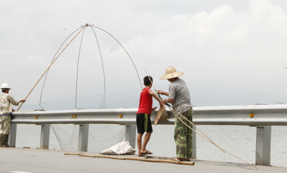 
Toàn bộ cánh đồng rộng lớn chìm trong biển nước. Theo người dân địa phương, đây là cánh đồng thấp nên thường xuyên bị ngập úng khi có mưa bão. Có những chỗ ngập sâu cả 2 m nước. Để đánh bắt được cá ở cánh đồng này, dùng vó (chũm) là hiệu quả nhất. Nhiều năm trở lại đây việc đô thị hoá, đời sống người dân khấm khá hơn, chỉ còn một vài hộ gia đình là còn cất giữ những ngư cụ như thế này.
