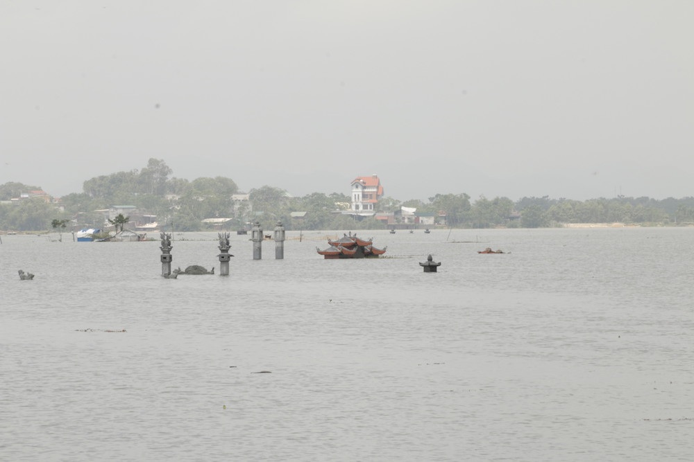 
Cánh đồng Cấn cũng là nơi có nghĩa trang, những ngôi mộ chìm trong nước.
