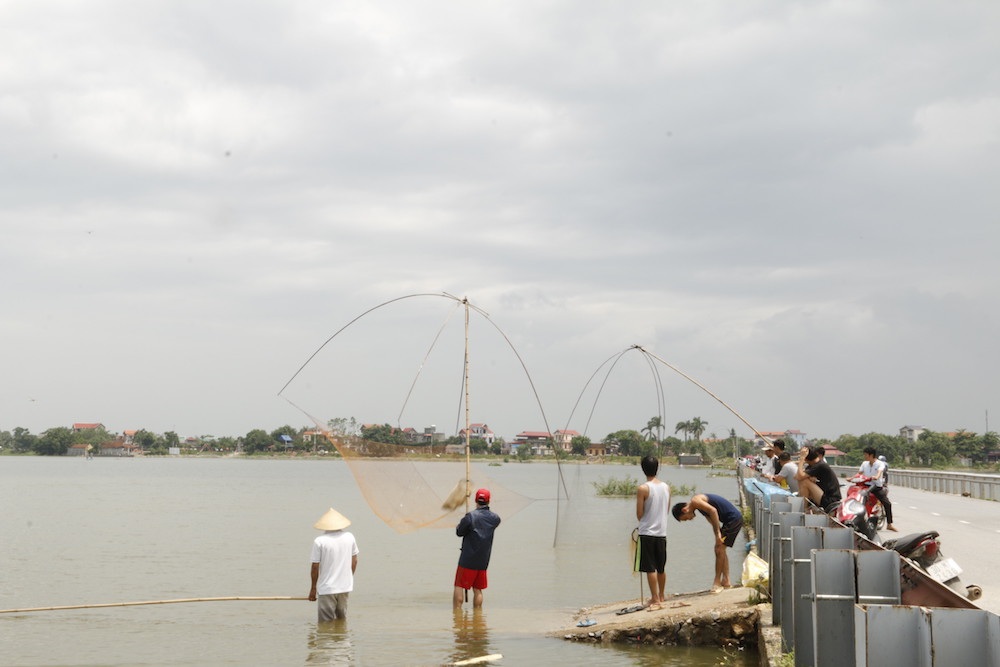 
Người dân trong xã Cấn Hữu tranh thủ thả lưới, cất vó.
