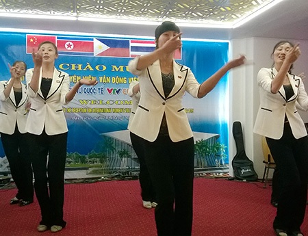 Các nữ tuyển thủ CHDCND Triều Tiên làm duyên bằng một màn đồng diễn