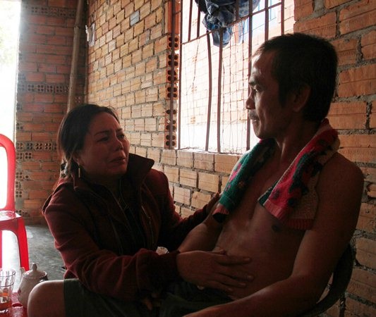 
... và người thân thăm hỏi ông Huỳnh Văn Nén.
