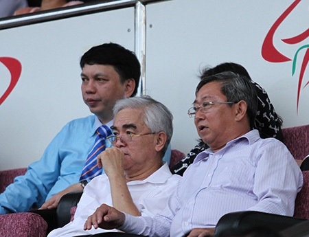 Chủ tịch VFF Lê Hùng Dũng (giữa) nổi tiếng với nhiều lời hứa chưa thành hiện thành thực (ảnh: Trọng Vũ)