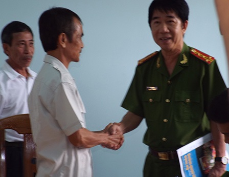 Công bố quyết định đình chỉ điều tra ông Huỳnh Văn Nén - 1
Hình ảnh tại buổi công bố quyết định đình chỉ điều tra công Huỳnh Văn Nén (trái) sáng nay - ảnh: Thuận Nguyễn