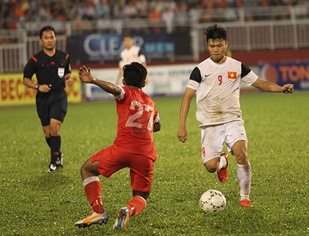 U21 Việt Nam (áo trắng) mất HCĐ giải U21 quốc tế vì trọng tài... quên luật (ảnh: Trọng Vũ)