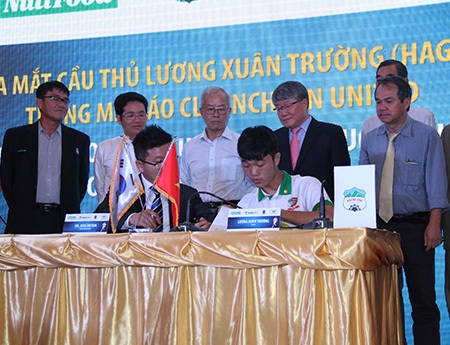 
Xuân Trường (ngồi bên phải) ký hợp đồng với đại diện CLB Incheon United (ảnh: Trọng Vũ)
