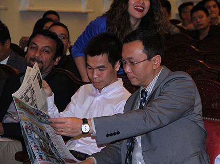 Phó chủ tịch VFF Trần Quốc Tuấn (phải) bình luận về các ứng viên trước giờ công bố giải