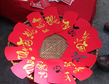 Thậm chí, những vật dụng nhỏ nhất, nhưng thường gặp nhất trong ngày Tết như phong bao lì xì cũng được vẽ chữ, với giá 10.000 đồng/phong bao