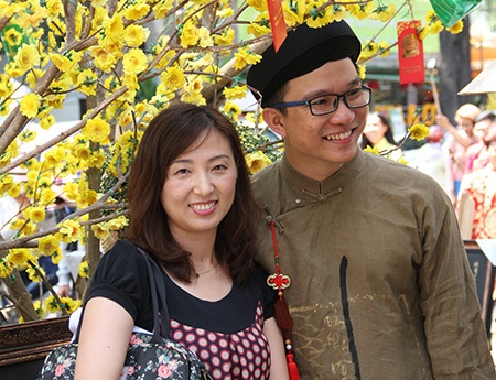 
Không chỉ có người Việt, mà người nước ngoài cũng ấn tượng mạnh với Phố ông đồ: Cô gái Nhật trong ảnh cho biết, cô thật sự bất ngờ với văn hóa Tết Việt, dù người Nhật hàng năm cũng đón Tết Nguyên đán.
