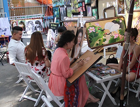 
Hoặc với chi phí khoảng 300.000 đồng, người ta có thể kiếm ngay bức chân dung được vẽ tốc ký ngay giữa lòng Phố ông đồ
