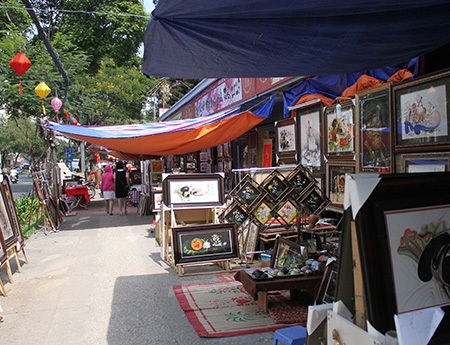 Có 2 phố ông đồ chính ở TPHCM trong những ngày Xuân là xung quanh khuôn viên Nhà văn hóa Thanh Niên (góc đường Phạm Ngọc Thạch - Nguyễn Thị Minh Khai, Q.1) và trước Cung văn hóa Lao Động (dọc đường Nguyễn Thị Minh Khai, Q.1)