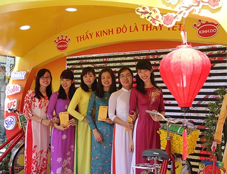 Phố ông đồ không chỉ là nơi nam thanh, nữ tú đến xin chữ, mà còn là địa điểm du xuân