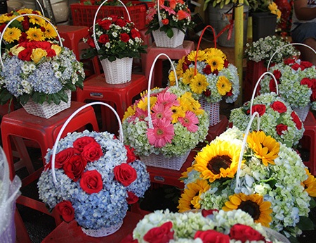 Sau những ngày Tết, nhiều loại hoa vốn được trưng Tết trước đó như Hướng dương, Cẩm tú cầu cũng được tận dụng kết thành những bó hoa cho lễ tình nhân